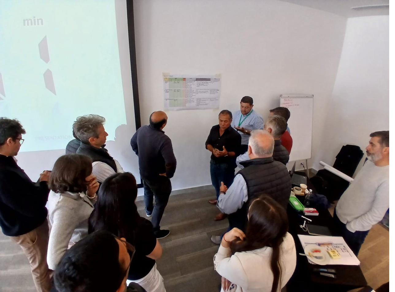 Edgardo Muñoz facilitando una conversación de equipo ejecutivo